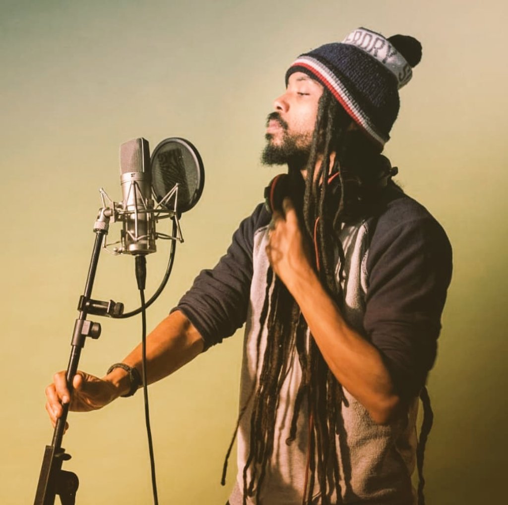 "Work hard in silence, let success make the noise" that's my motto! 🎯 
I like to work without being seen but now it's about time, new album is on the way! 📀 
#liond #bizzarriteam #NewMusic #newalbum #ontheway #workhardinsilence #letsuccessmakethenoise #motto