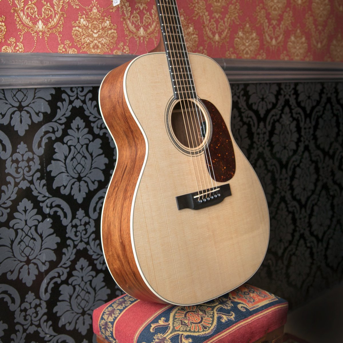 musicdistrib's tweet image. La @MartinGuitar  000-16E es un ejemplo de equilibrio tonal. Su combinación de tapa de abeto sitka con aros y fondo de granadillo la hace destacar en todas las frecuencias.

Por si fuera poco, integra un precioso diapasón de ébano

Esta unidad está disponible en @Stringsfield