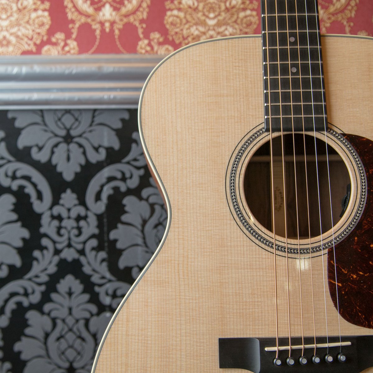 musicdistrib's tweet image. La @MartinGuitar  000-16E es un ejemplo de equilibrio tonal. Su combinación de tapa de abeto sitka con aros y fondo de granadillo la hace destacar en todas las frecuencias.

Por si fuera poco, integra un precioso diapasón de ébano

Esta unidad está disponible en @Stringsfield