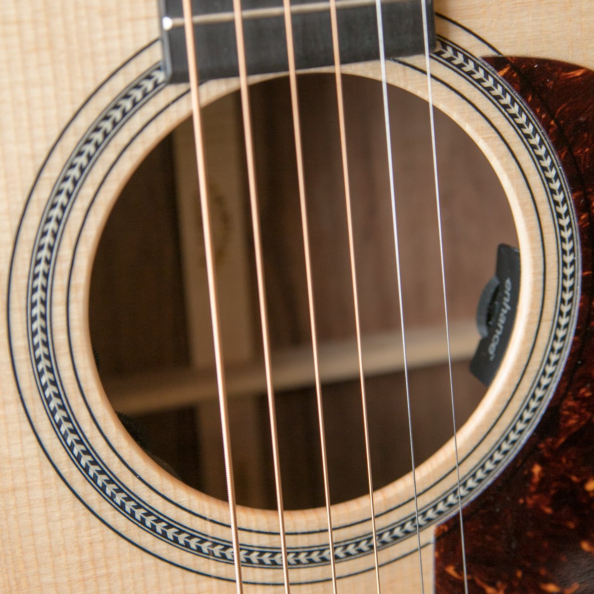 musicdistrib's tweet image. La @MartinGuitar  000-16E es un ejemplo de equilibrio tonal. Su combinación de tapa de abeto sitka con aros y fondo de granadillo la hace destacar en todas las frecuencias.

Por si fuera poco, integra un precioso diapasón de ébano

Esta unidad está disponible en @Stringsfield