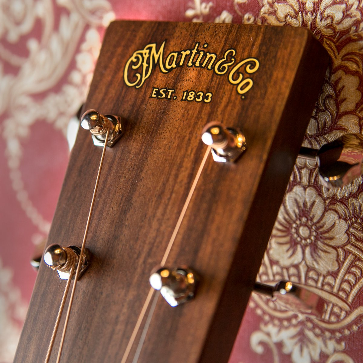 musicdistrib's tweet image. La @MartinGuitar  000-16E es un ejemplo de equilibrio tonal. Su combinación de tapa de abeto sitka con aros y fondo de granadillo la hace destacar en todas las frecuencias.

Por si fuera poco, integra un precioso diapasón de ébano

Esta unidad está disponible en @Stringsfield