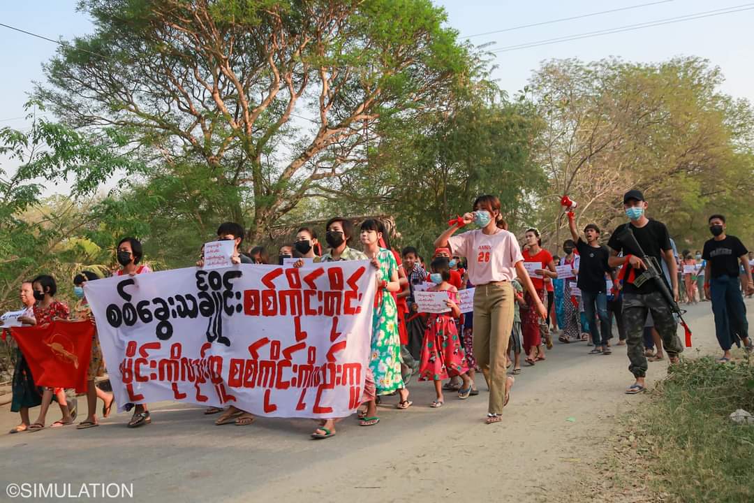 KaungKhantHto10's tweet photo. Powerful evening protest led by revolutionary people from #Ayadaw Tsp,  gathered and marched to drive out the #MilitaryDictatorship this evening.

#WarCrimesOfJunta
#2022Mar18Coup
#WhatsHappeningInMyanmar https://t.co/zThZXs4Jly