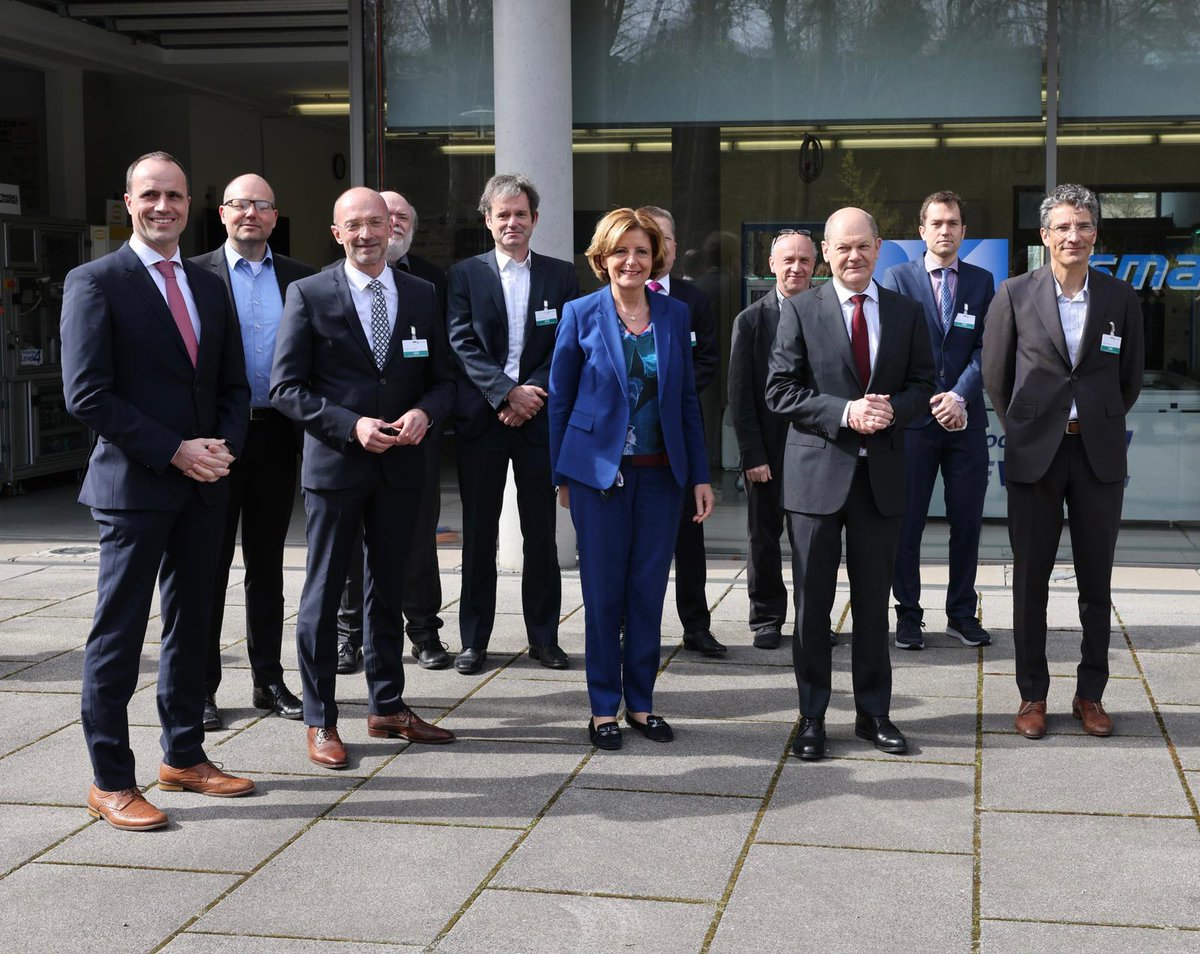 DFKI's tweet photo. Bei seinem Besuch im DFKI betonte Olaf #Scholz, wie wichtig es ist, herausragende KI-Kompetenz in Deutschland zu haben. Der @Bundeskanzler: "Ein beeindruckender Besuch & eine großartige Gelegenheit für Erkenntnisse“. Wir sagen Danke für den kurzweiligen & interessanten Austausch! https://t.co/PXHzYhLf0t