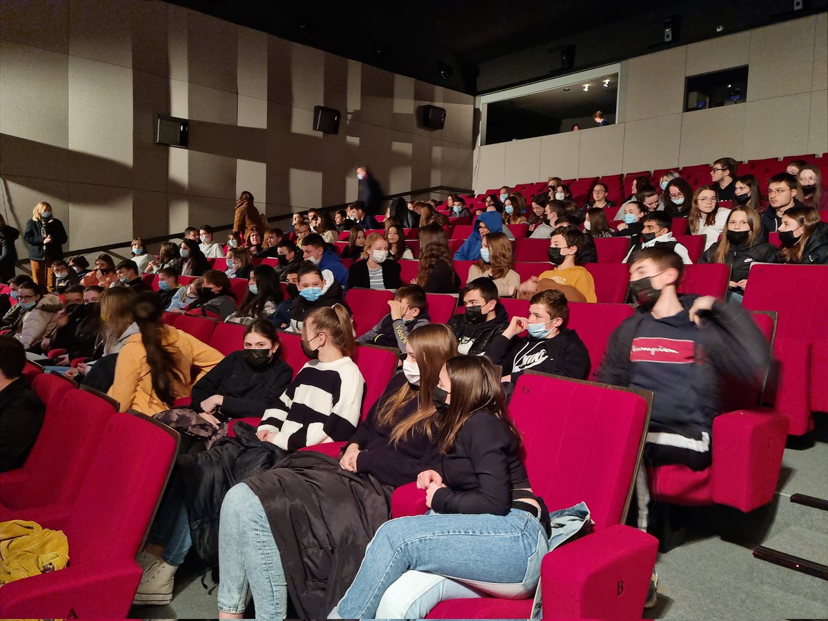 Aujourd'hui aboutissement du projet Bel Ami conduit par la compagnie Die Libende Familie dans le cadre notre résidence d'artistes. Les élèves de1GT et de 1PRO et les 4ème du collège de Montmedy ont pu assister à la représentation.  Échanges ensuite entre élèves et comédiens 👏
