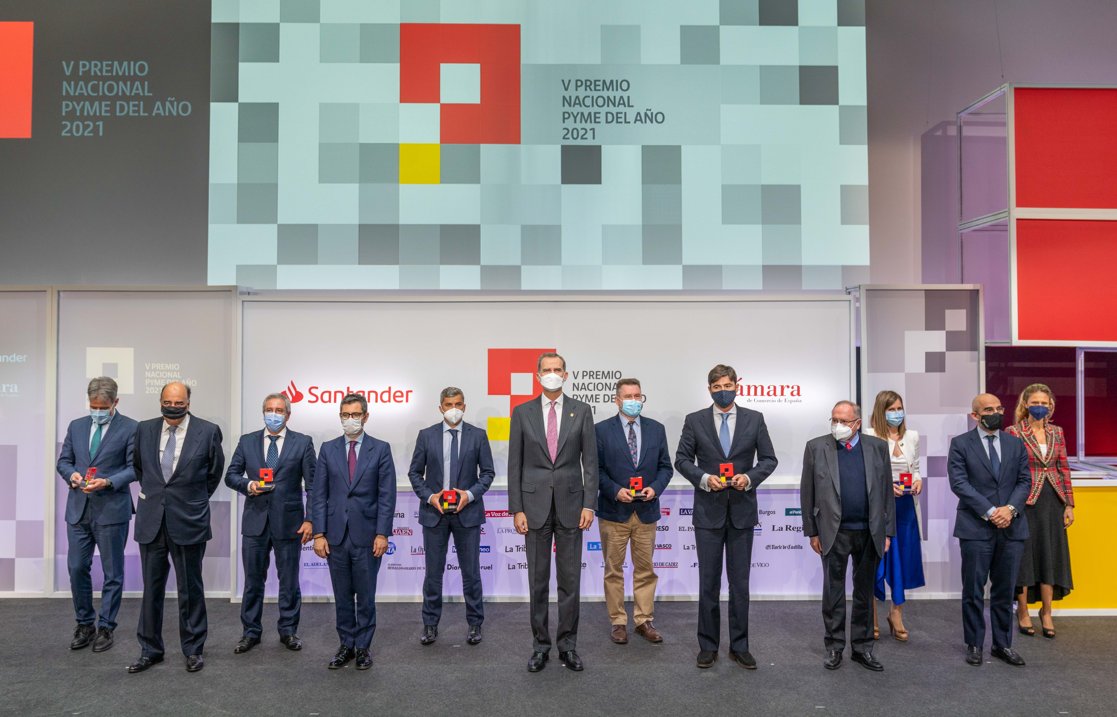Seabery's tweet photo. ¡Seabery: PYME del Año en España!

Un verdadero orgullo ver a nuestro Presidente Ejecutivo, Basilio Marquínez, recoger de manos de SM el Rey Don Felipe VI este premio que es un reconocimiento para tod@s.

Gracias a la @camarascomercio  y al Banco @santander_es .

#PYMEdelAño https://t.co/gKOtSajlgH