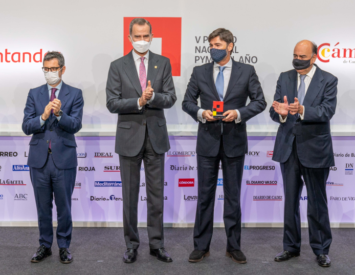 Seabery's tweet photo. ¡Seabery: PYME del Año en España!

Un verdadero orgullo ver a nuestro Presidente Ejecutivo, Basilio Marquínez, recoger de manos de SM el Rey Don Felipe VI este premio que es un reconocimiento para tod@s.

Gracias a la @camarascomercio  y al Banco @santander_es .

#PYMEdelAño https://t.co/gKOtSajlgH