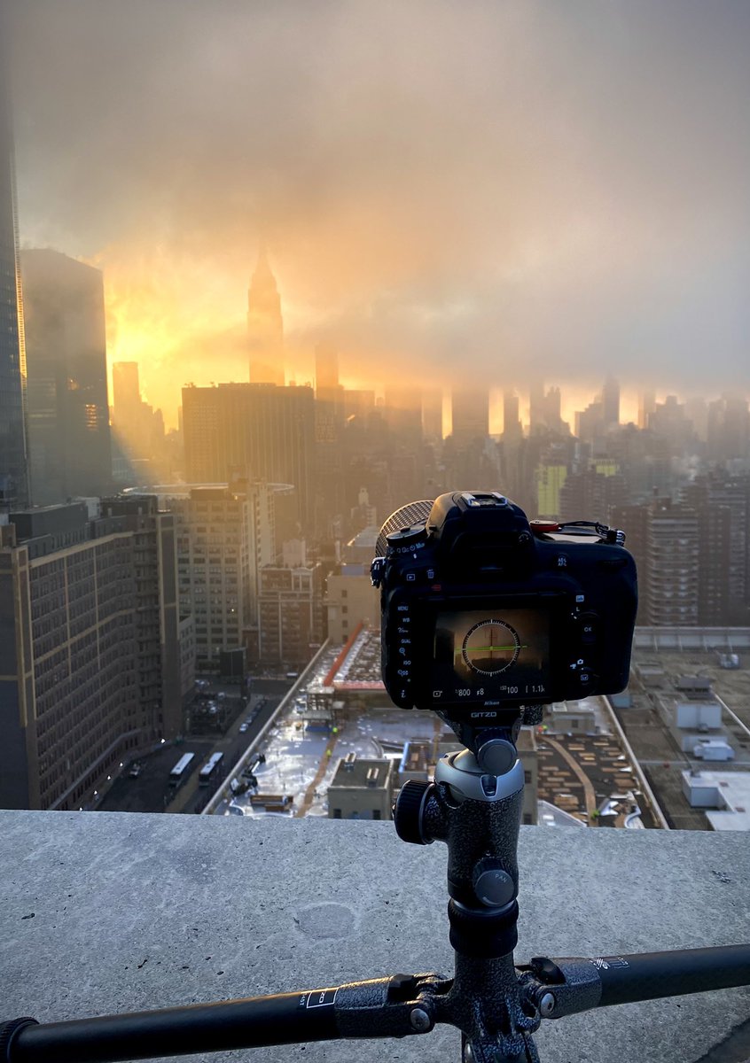 Foggy #sunrise in #NYC …

#esbfan #empirestatebuilding 
@EmpireStateBldg 

#stormhour #ThePhotoHour #NewYorkCity