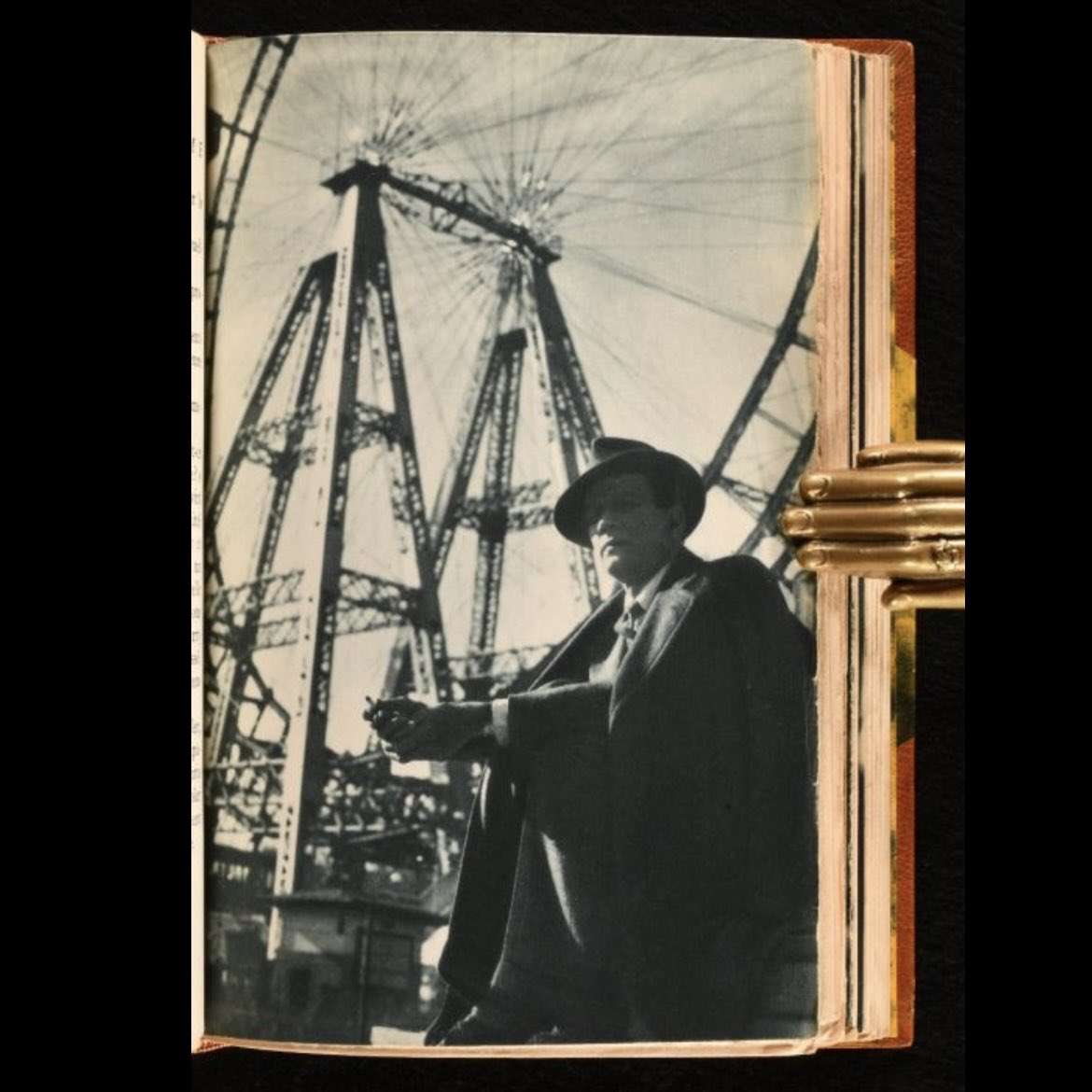 Currently available on our website is this finely bound limited edition French translation of 'The Third Man', Graham Greene's important novelised screenplay, illustrated here with plates from the 1949 film.

rookebooks.com/1950-le-troisi…