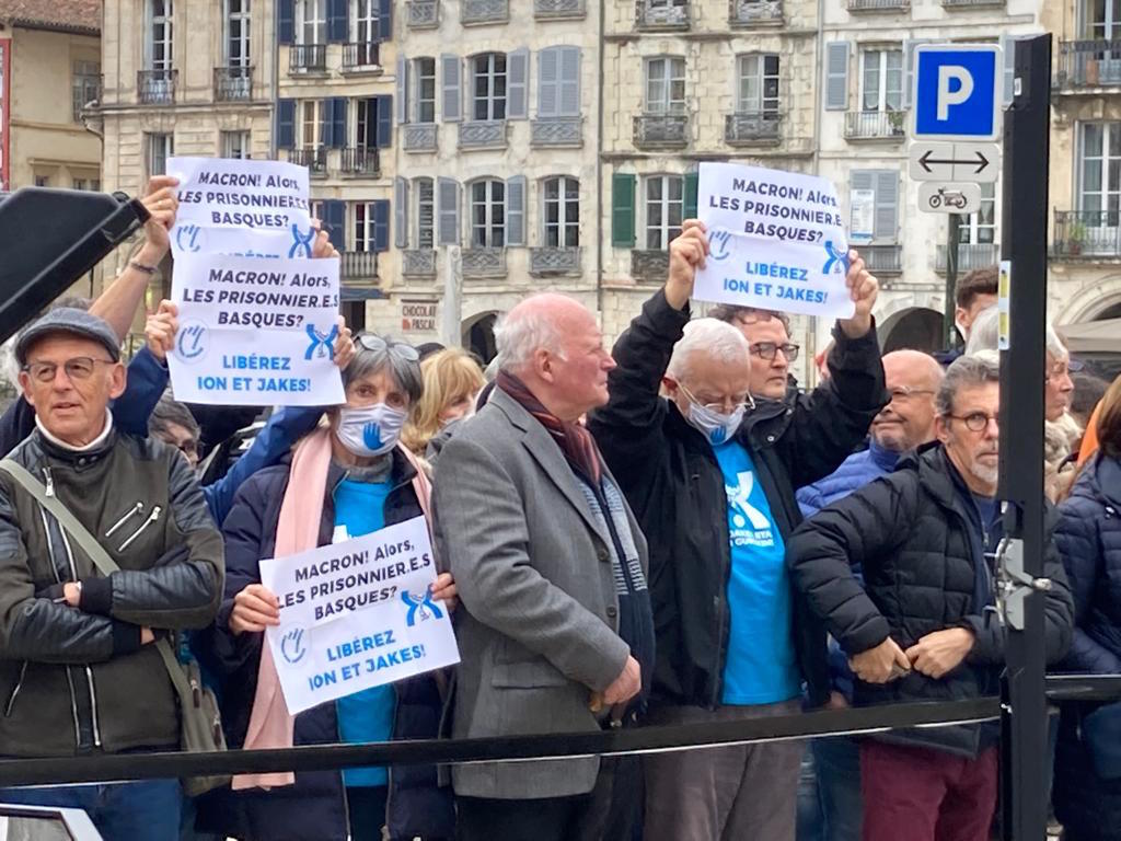 MediabaskInfo's tweet photo. « Libérez Ion et Jakes ». Les Artisans de la Paix s'invitent au JT de France 2, tourné en direct de Bayonne, pour demander la libération des prisonniers basques incarcérés
@Artisans_Paix @France2tv #Bayonne #journalTV @BakeBidea https://t.co/sfyMVFq45C