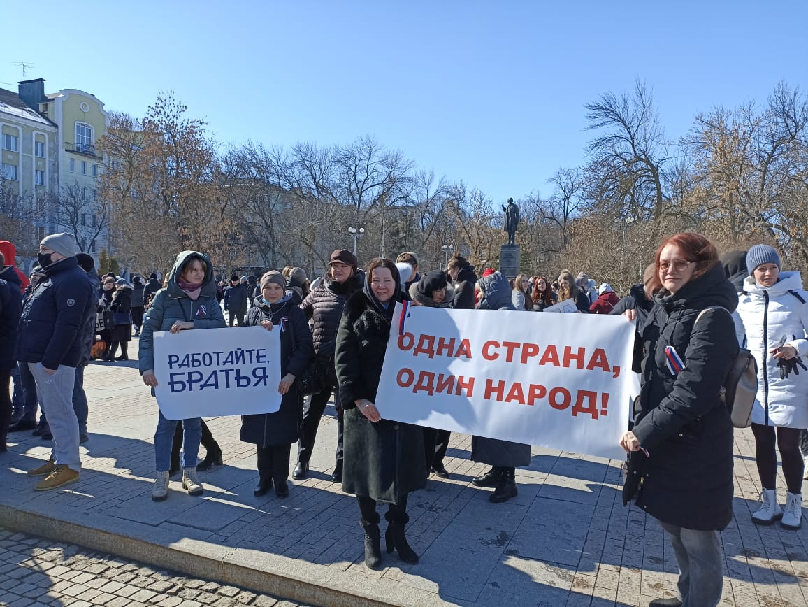 Сотрудники Пензенского ТЮЗа приняли участие в митинге, посвящённом воссоединению Крыма с Россией и поддержке Донбасса. 
🎉"Одна страна, один народ!"🎉

#ZaМир #ZaРоссию #ZаПрезидента
