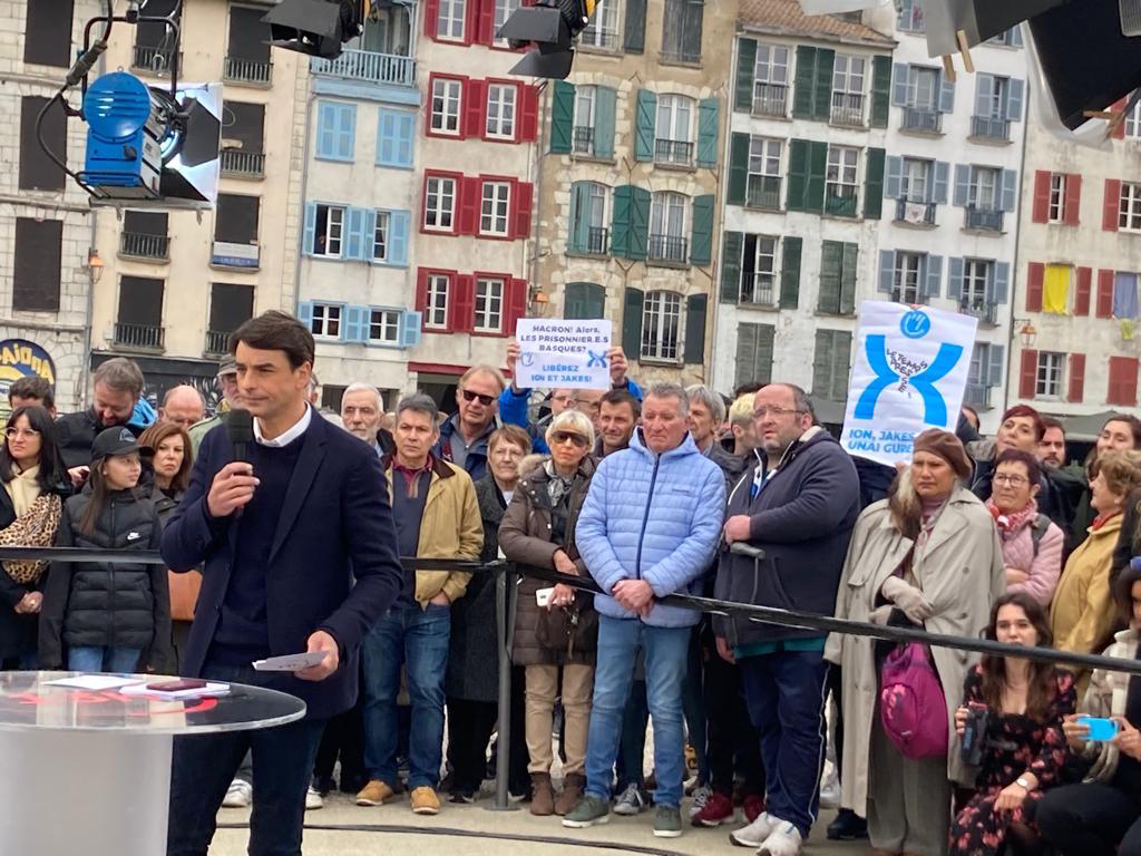 MediabaskInfo's tweet photo. « Libérez Ion et Jakes ». Les Artisans de la Paix s'invitent au JT de France 2, tourné en direct de Bayonne, pour demander la libération des prisonniers basques incarcérés
@Artisans_Paix @France2tv #Bayonne #journalTV @BakeBidea https://t.co/sfyMVFq45C