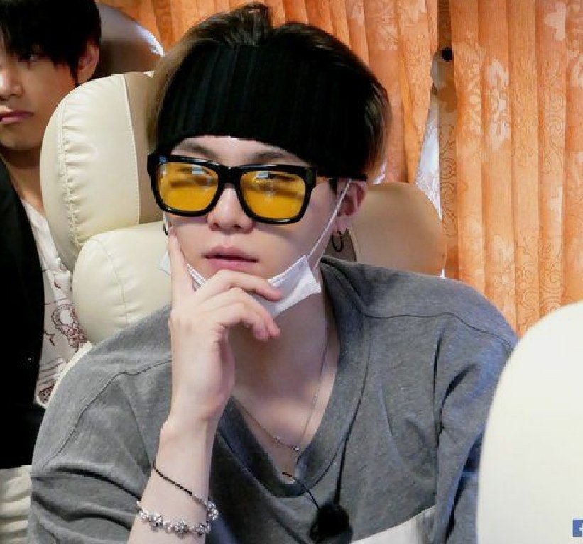 eshissane's tweet photo. yoongi found his twin.. https://t.co/ZTXJkDeCQb
