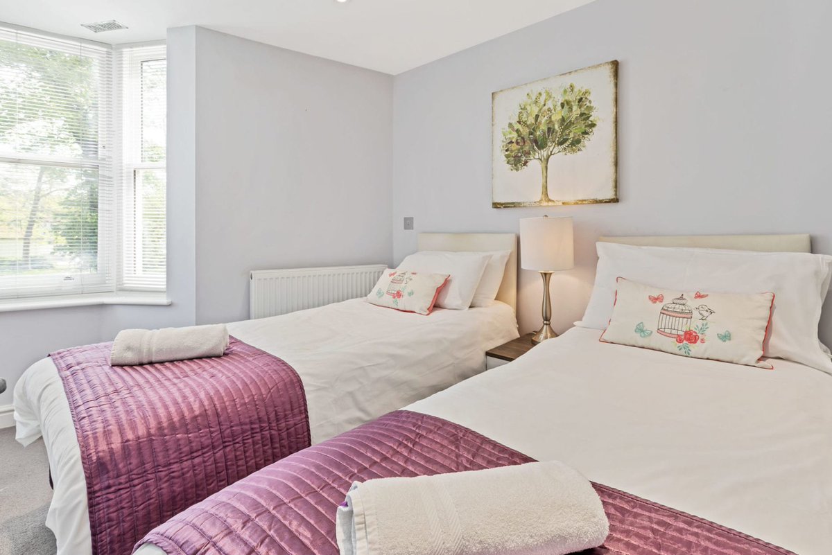 Park View is a 3-bedroom holiday house in Central Brighton. Recently decorated &amp; furnished, it is ideal for families, friends &amp; those working near Brighton, sleeping from 2 to 8 people over 3 floors ow.ly/h1Ro50Ikvsz #midweekbreaks #parkview #brighton