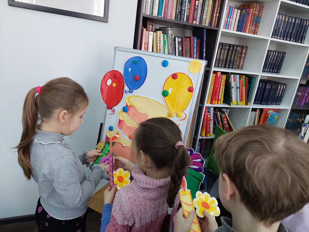 Хорошие детские книги могут помочь малышу разобраться в своих чувствах. Сегодня проложить «Тропинку к своему Я» нам помогли книги Хейли Скотт «Где же мистер Прыг-Скок?» и «Торт для мистера Прыг-Скок».

aodbiblioteka.ru/news/2958/