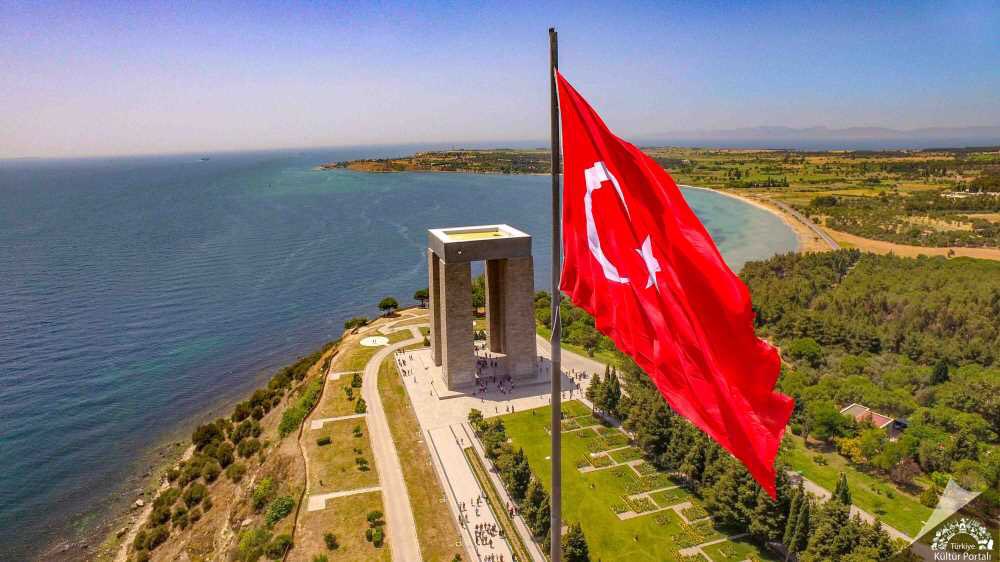 osmanaltprmk40's tweet photo. Vurulup tertemiz alnından, uzanmış yatıyor. Bir hilal uğruna, ya Rab, ne güneşler batıyor! #ÇanakkaleGeçilmez https://t.co/vA9DXQXQuu