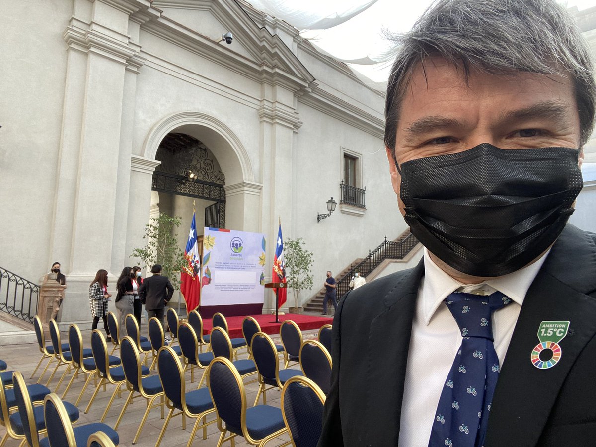 Amanecí contento con la firma del Acuerdo de Escazú. Hace cuatro años estuvimos en Costa Rica adoptando el acuerdo que lideramos. Hoy volvemos a retomar nuestro lugar en la región. Felicito al presidente <a href="/gabrielboric/">Gabriel Boric Font</a> que su primera ley sea la ratificación.