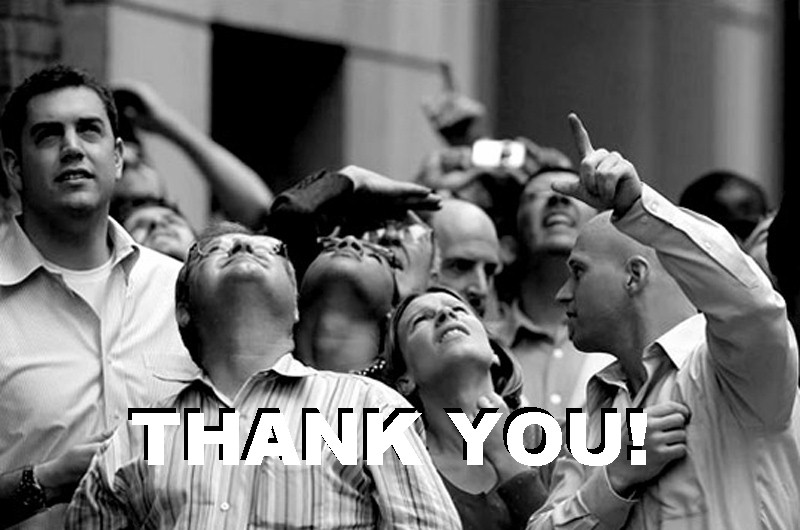 Мужчина смотрит наверх. Передай наверх. Девушка смотрит вверх. Передача вверх. Человек с телефоном в профиль.