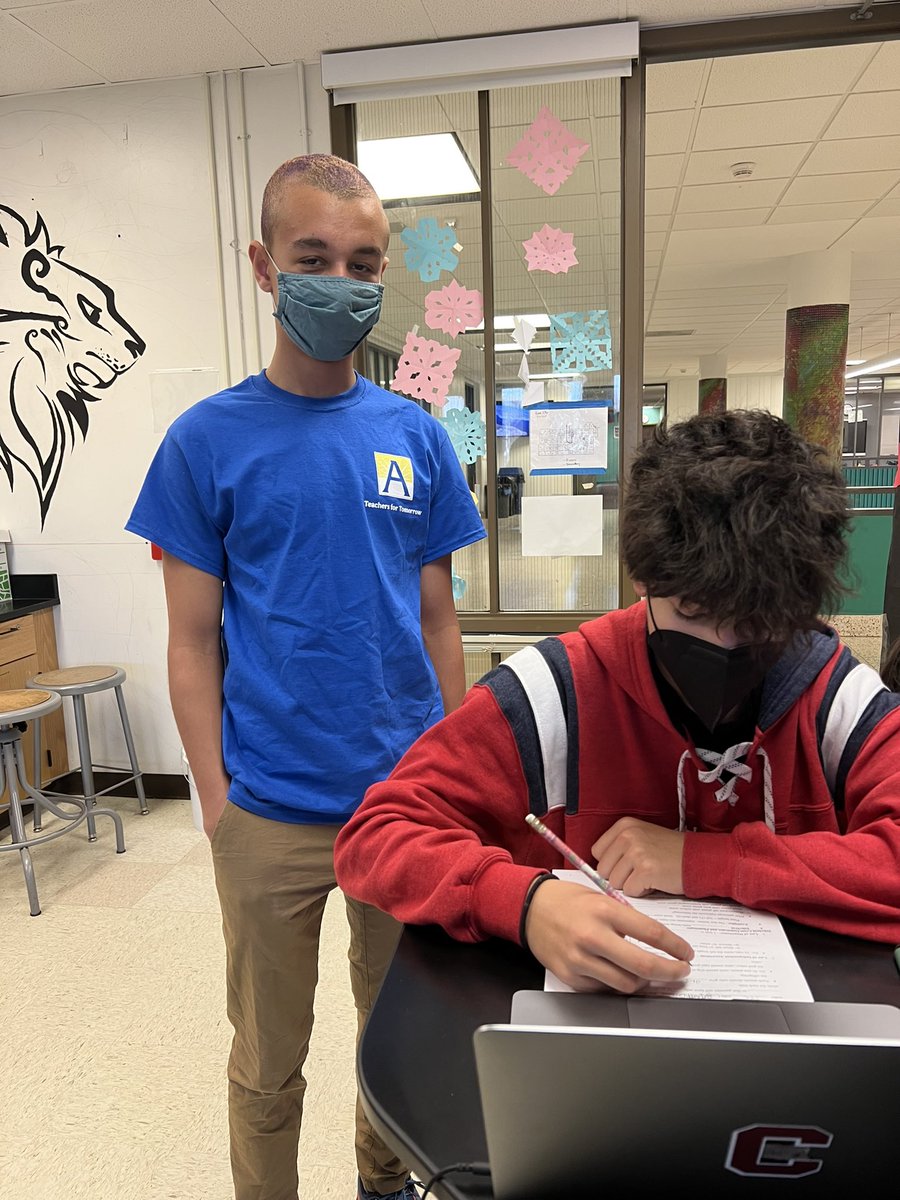 APSTeachersTom's tweet photo. Teacher for tomorrow students are rocking new swag! This students has been helping biology students stay engaged since day 1! #teachersfortomorrow #WeAreACC https://t.co/7cXL6f0cWy