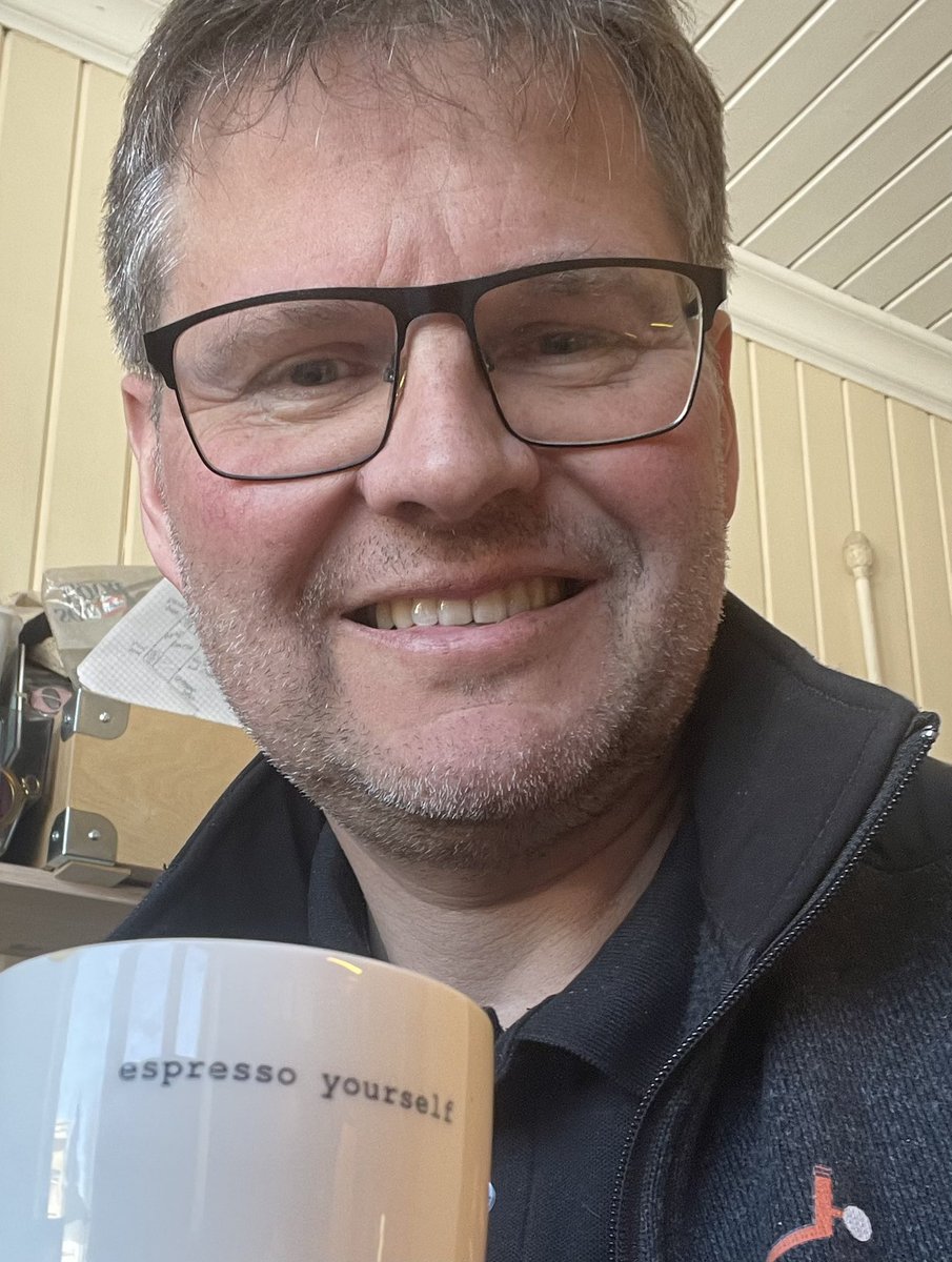 ArneMeland's tweet photo. #fredagsselfie fra hjemmekontoret.
#kaffekopp #espressoyourself https://t.co/OTxDHAuOHU