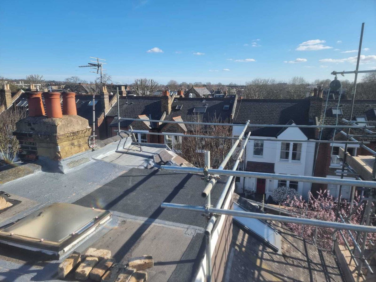 Happy Friday ☀☀☀ #londonscaffolding #fbsscaffolders #roofing