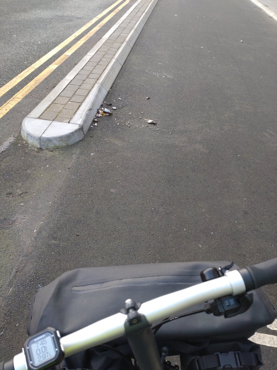 chris2jenkins's tweet image. Hi @cardiffcouncil please can you sweep up the glass from the Senghennydd road cycle path #QuickQueryCardiff