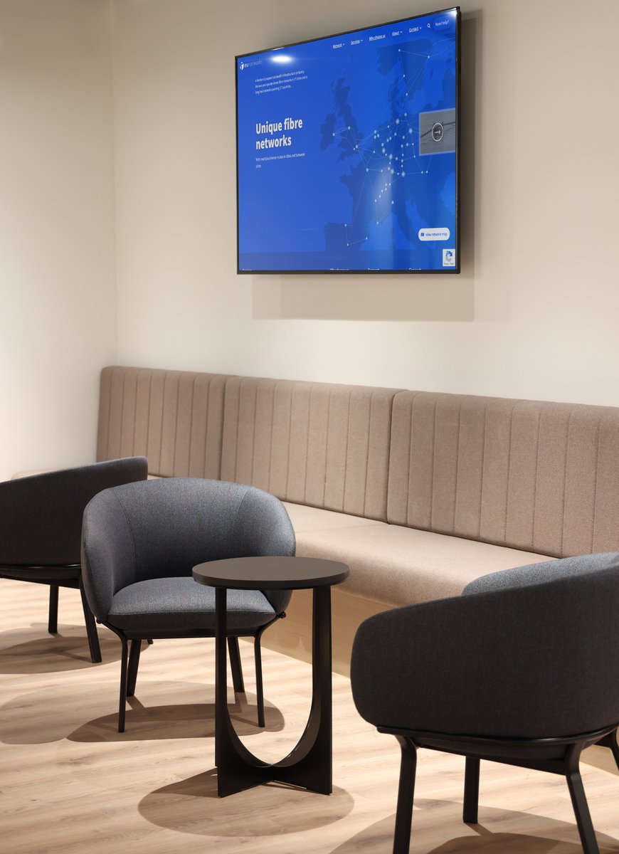 IPJLondon's tweet image. Final images from our latest project install for @euNetworks . We have loved working with them, @designedbymcm  and @Overburyplc  on such a great space.

#agileoffice #modernoffice #officedesign #furniture #interiorphotography #officeinspiration