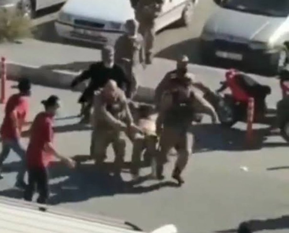 TrBirilerivar's tweet photo. Şiddetin Her Türlüsüne karşıyız. Ama! Hazır edilmeyen ambulans yüzünden arkadaşımız şehit olduğunda biz sizi protesto etmemiştik. Her sağlıkçıyı aynı kefeye koymamıştık. 

❗❗UNUTMADIK ❗❗

#VatanBizeEmanetCanımızKime https://t.co/N39eIBifd0