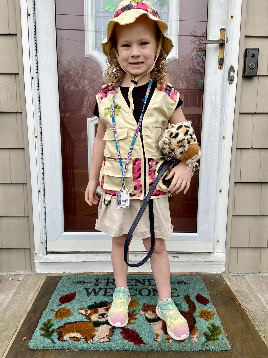 Zookeeper Harper is “dressed for success!” 🦁🐯🐘 #believeinFLC @BarnoskyMs <a href="/RockyTiger_FLC/">Rocky the Tiger</a>