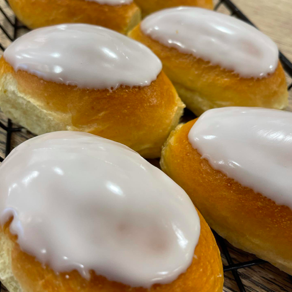 birdsbakery's tweet photo. Hereβs some delicious Swiss buns. Come on down to your local Birds store and relax in one of our seated areas.
https://t.co/lSrHu4yDAA
#birdsbakery #bakery #buns #notts #derby #cupatea #cakesofinstagram https://t.co/XzwqEf0FAK