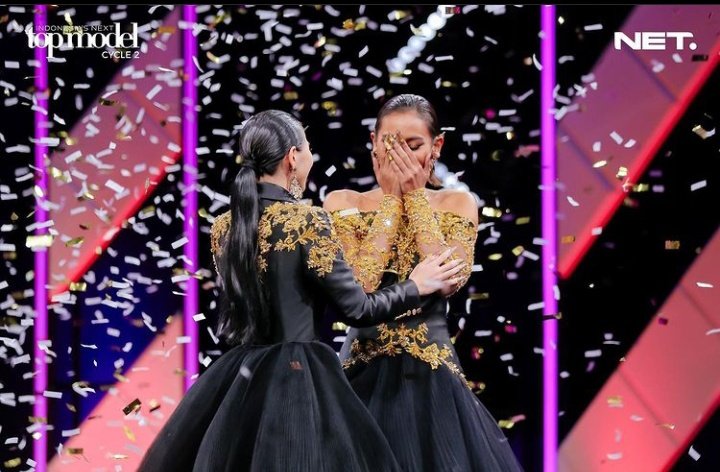 starfess's tweet photo. -base CONGRATULATIONS SARAH, WINNER INTM CYCLE 2 🏆 🎉 CONGRATS JUGAA FOR MY BABY HELEN 😭❤️❤️

siapa yg nonton juga? 😭
 https://t.co/xkYfou2RBV