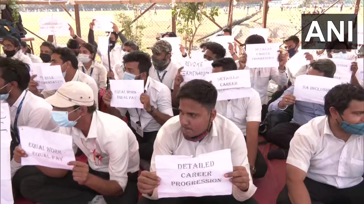 ANI's tweet photo. Maharashtra | Aircraft technicians of Air India Engineering Services hold a strike at Mumbai's Azad Maidan

We want same pay as permanent employees, DA be included in our salary. Career progression &amp; a hike in our salary should be given: Chand Pratab Asthana, Aircraft technician https://t.co/6BYTsrqbzC
