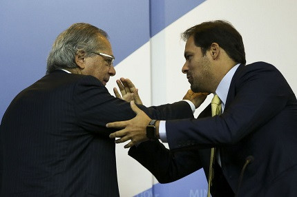 Anatomia do empreendedorismo brasileiro. Paulo Uebel deixou a equipe do ministro Paulo Guedes em agosto de 2020, depois de 18 meses. No posto, ajudou a gestão a atuar em favor da privatização de empresas públicas. Sabe o que ele faz hoje? Conto aqui neste fio e no <a href="/brasildefato/">Brasil de Fato</a>.
