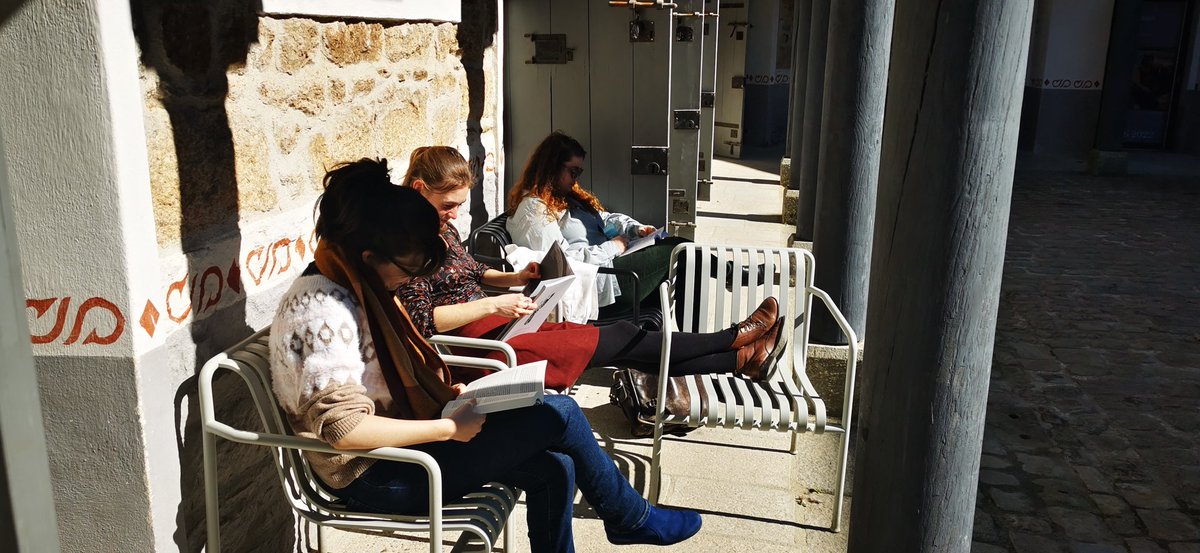 CaroleBoetti's tweet photo. Retour du 1/4 d'heure de lecture au soleil à la prison ! @LeCnam_Inseac @WalletAdri1 https://t.co/5cY59eZNqx
