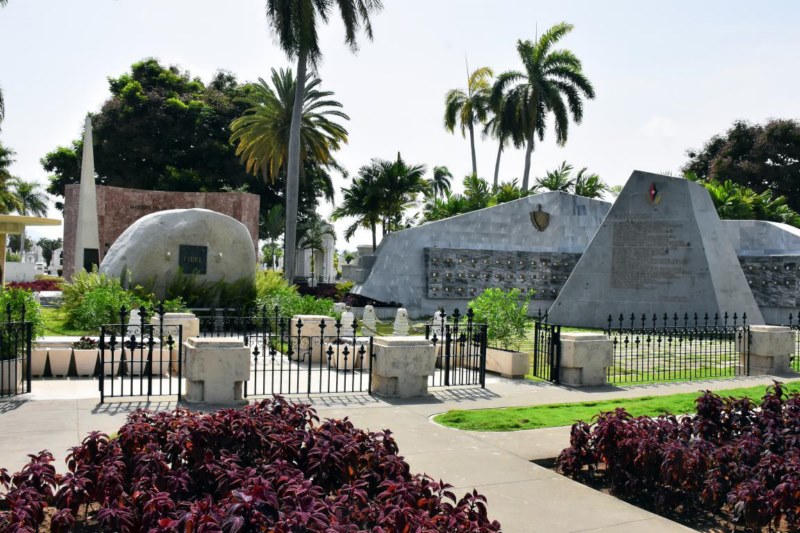 AylinAlvarezG's tweet photo. Continúa nuestro recorrido por los 60 años de la @UJCdeCuba. Hoy Santiago de Cuba y el encuentro con los padres fundadores de la nación. Al cementerio patrimonial Santa Ifigenia llevaremos flores para honrar a Céspedes, a Martí, a Mariana y Fidel. #Cuba #VamosConTodo @DiazCanelB https://t.co/M4HR3K8fDW