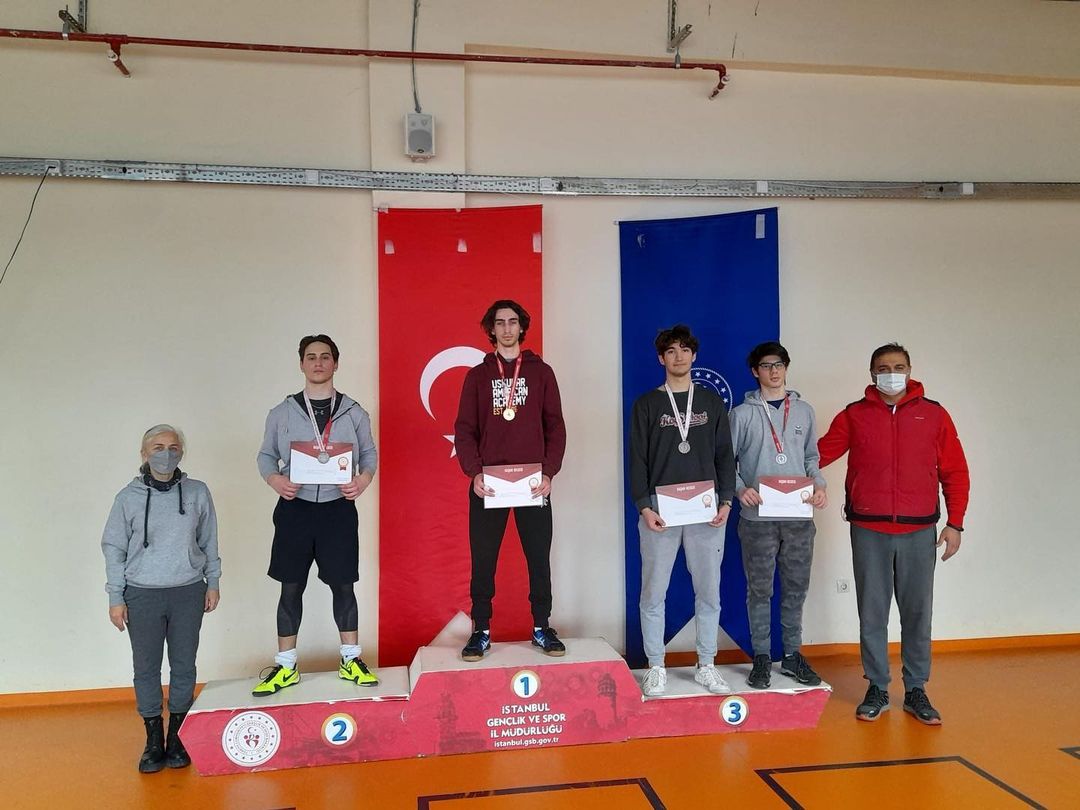 17.03.2022 tarihinde düzenlenen Okullararası Genç Erkekler Flöre İl müsabakalarında kulübümüz sporcusu Tan Sezer ikinci olmuştur. Sporcumuzu tebrik eder, başarılarının devamını dileriz. #flöre #foil #eskrim
