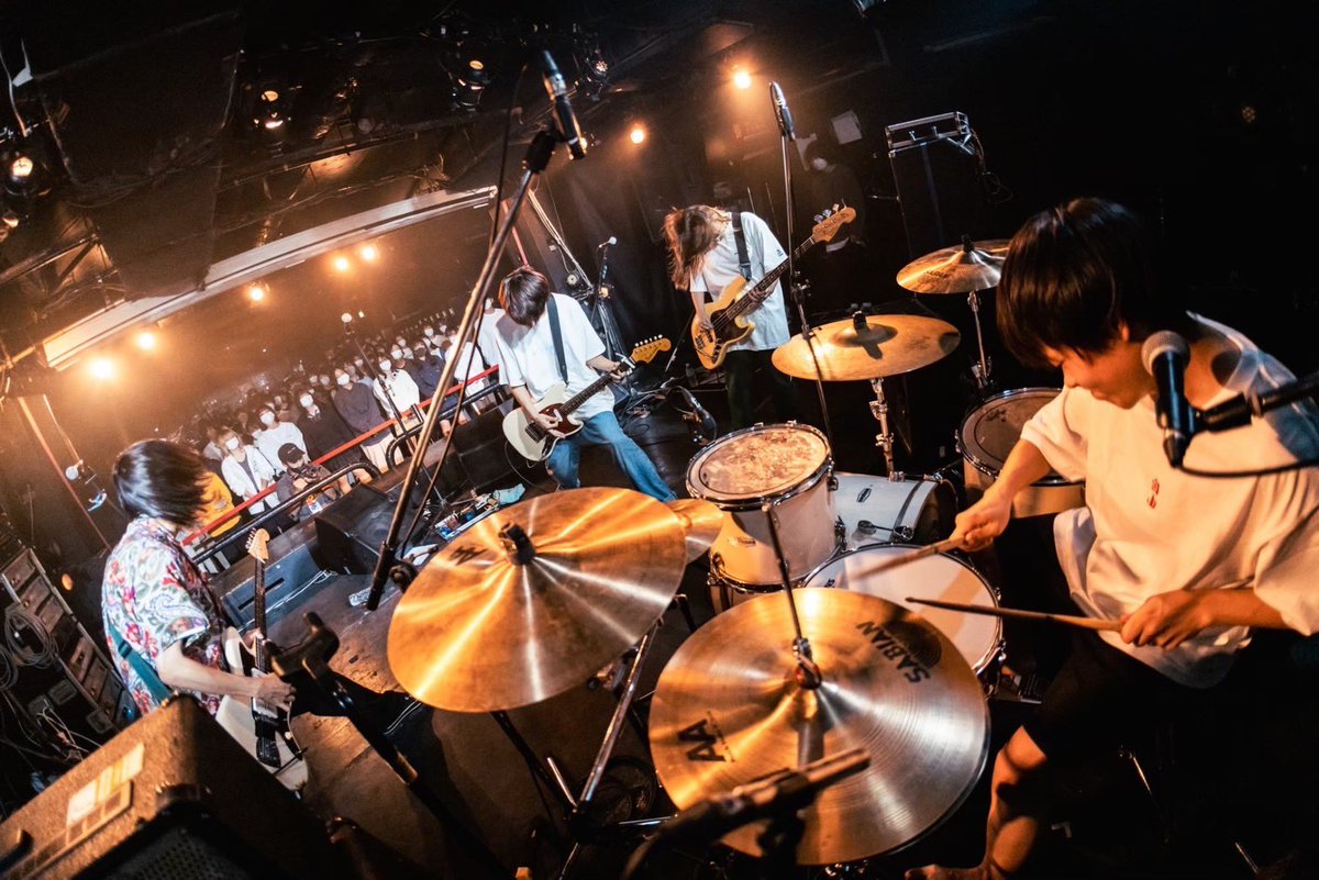 Blue_Mash_band's tweet photo. 【ご報告】
ここまでBlue Mashを支えてくれた
Ba.きぬがわらむ(@yr_____o0)が
サポート任期満了の為、活動を終了します。
ツアー中から今まで本当にありがとう。

そして新たにサポートとしてBa.荒川ソラ(@sora__arakawa)を迎えて活動します。
ソラよろしく。
今後ともBlue Mashを宜しくお願いします！ https://t.co/MvOvAJc8zo
