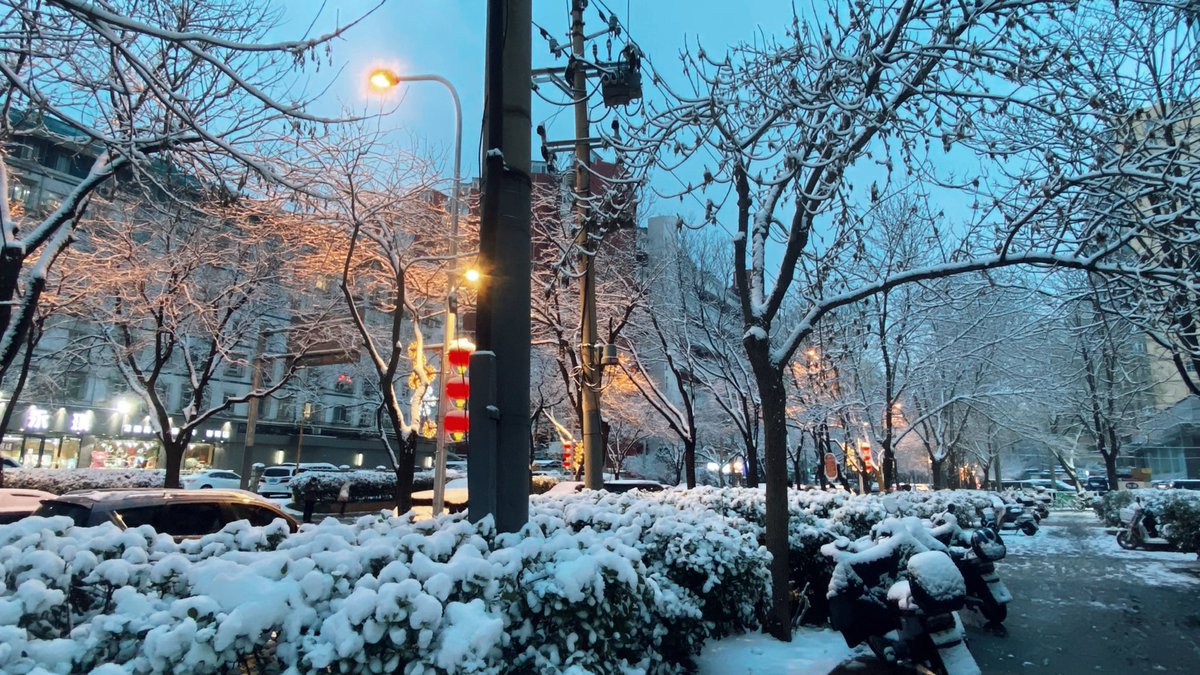 zhongxiaoye's tweet photo. It's snowing in #Beijing, #China. It's #beautiful！ https://t.co/arOMPpx4PV