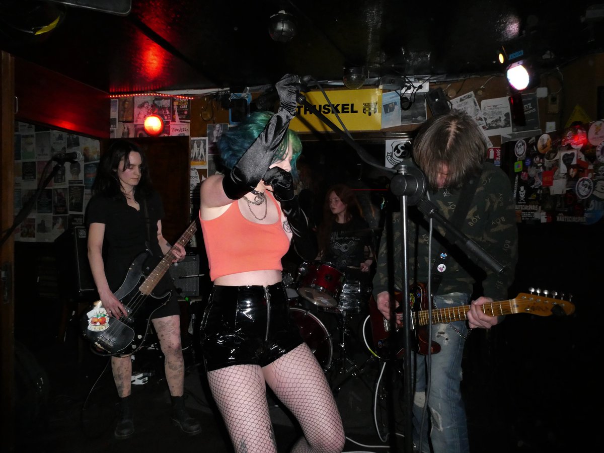 Stephanelive34's tweet photo. That Blond Bitch Live Le Truskel Paris 17 mars 2022 #thatblondbitch #livemusic #rockmusic #frenchband #letruskel #Paris https://t.co/VkIK68dPHN