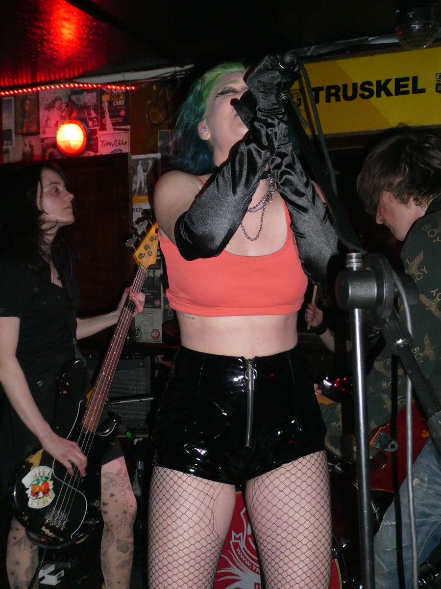 Stephanelive34's tweet photo. That Blond Bitch Live Le Truskel Paris 17 mars 2022 #thatblondbitch #livemusic #rockmusic #frenchband #letruskel #Paris https://t.co/VkIK68dPHN