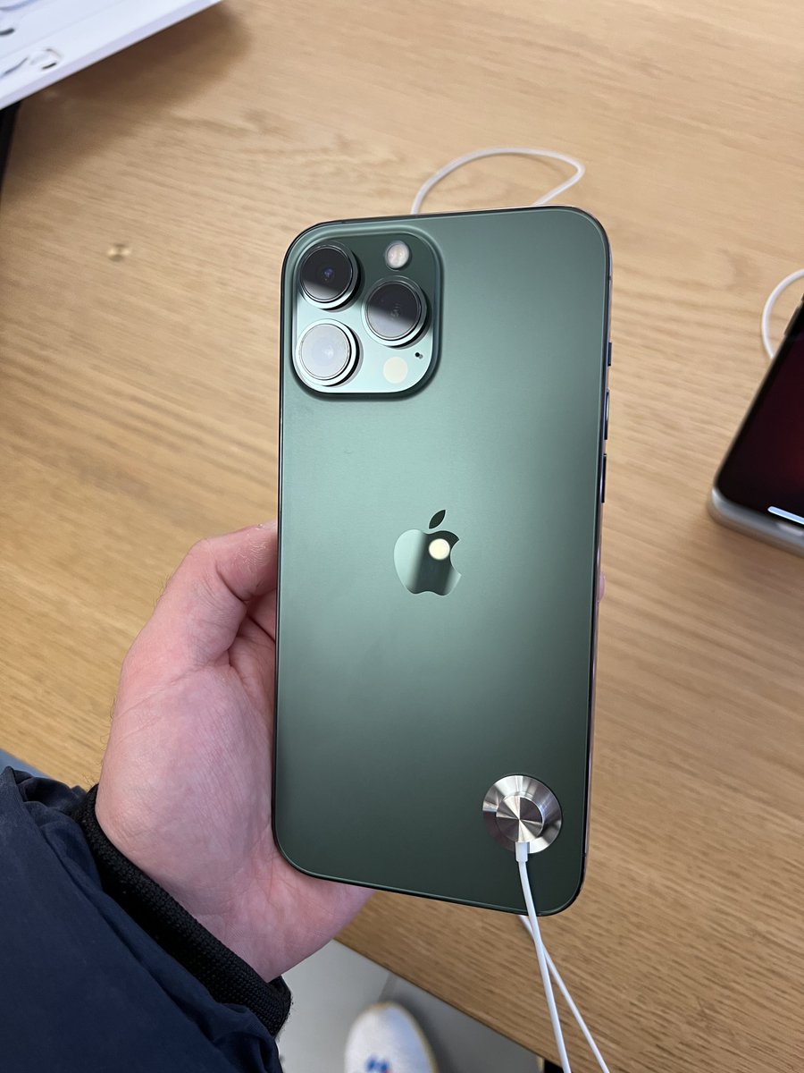 backsimo93's tweet image. Me lo aspettavo più chiaro sinceramente 😅 #AlpineGreen #iPhone13Pro