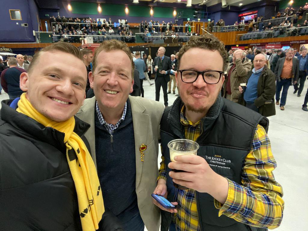 chapperss_23's tweet photo. #GoldCupDay #cheltenhamfestival 🏆 https://t.co/ft74Q6hfaC