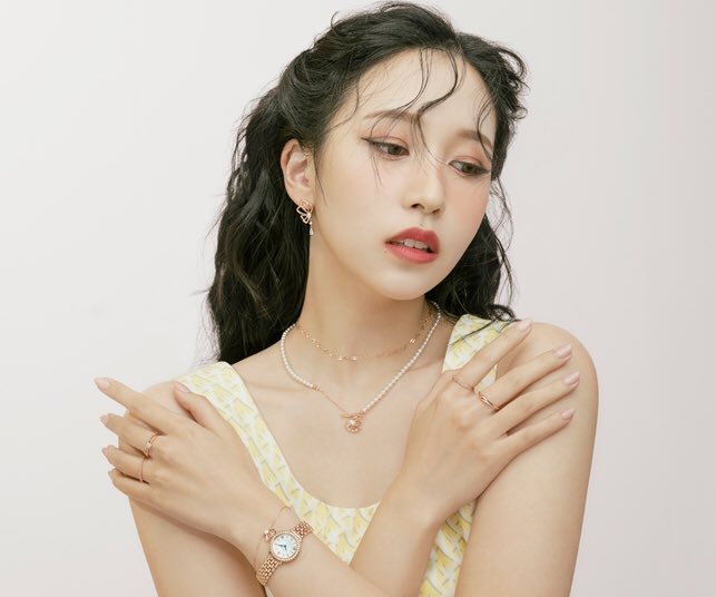 MIN4LOOKS's tweet photo. she’s literally a goddess oh my god

#MINA #미나 #ミナ #TWICE https://t.co/uA3VATmDw7