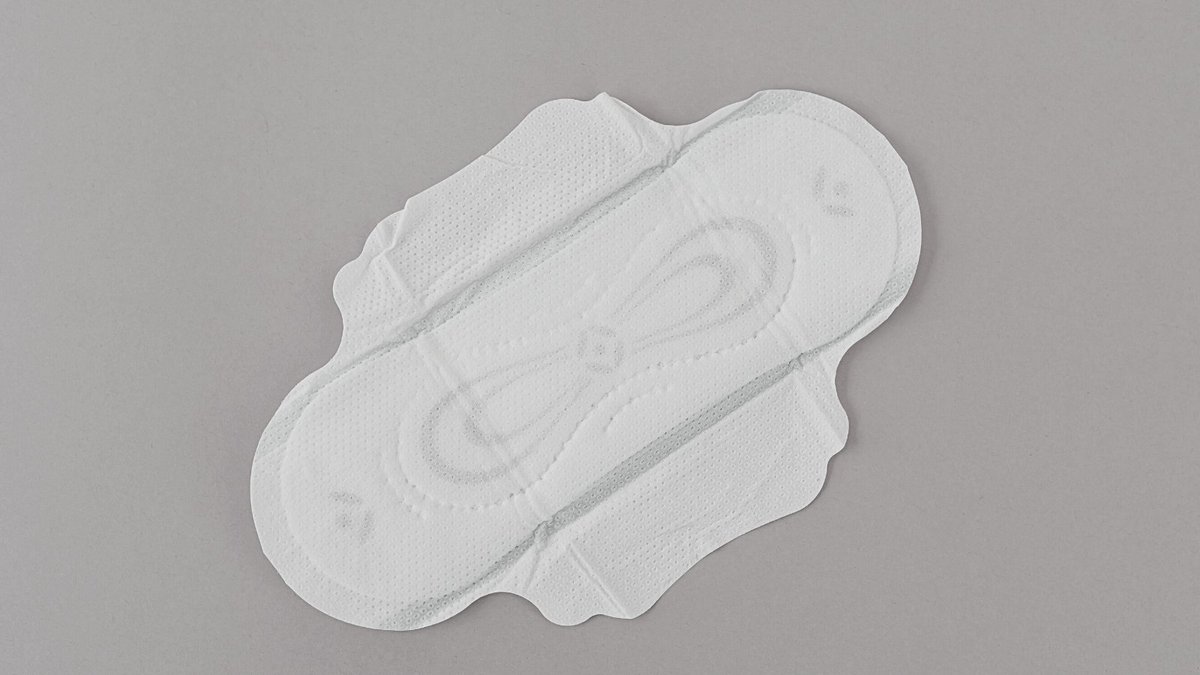NorfolkLibs's tweet photo. Norfolk Libraries believes no-one should be in #PeriodPoverty
Our #TrickyPeriod bags are FREE from all of our branches.
π Don't miss out on life because of your period.
π Don't be embarrassed if you can't afford sanitary items.
#HealthyLibsNfk https://t.co/gjPwnkqDAV