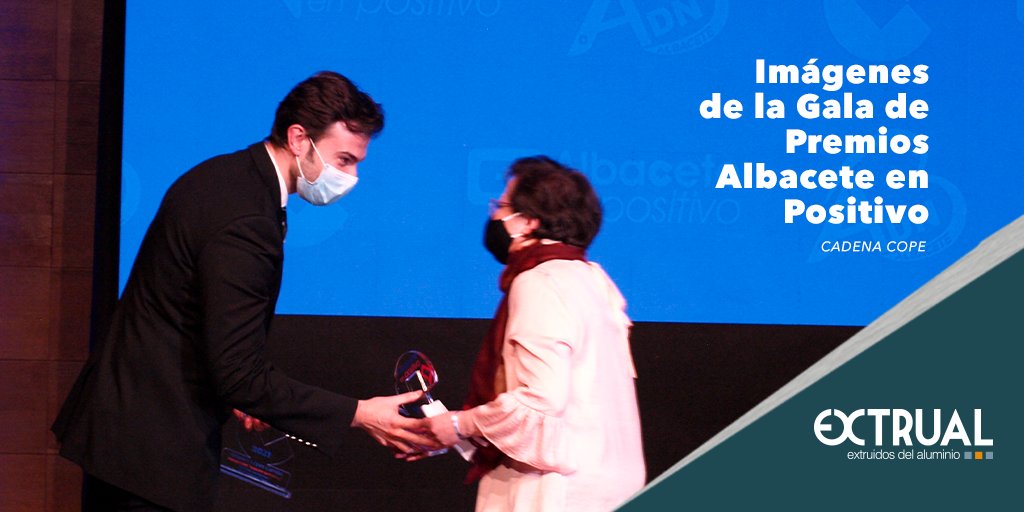 El pasado lunes, en el Palacio de Congresos de Albacete, tuvo lugar la gala de la VI edición de los Premios Albacete en Positivo de la Cadena COPE.
Nuestro Consejero Juan Francisco Sanjosé, fue el encargado de entregar el premio en la categoría de solidaridad a Amparo López.
