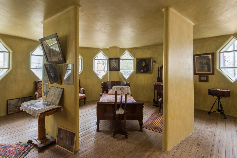 В 1930х годах ещё не праздновали Всемирный день сна, но Константин Степанович уже тогда смотрел в будущее…

"И теперь, если я слышу, что для нашего здоровья нужно питание, я говорю — нет — нужен СОН".
К.С. Мельников.