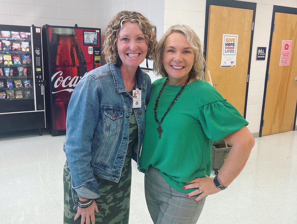 omhsprincipals's tweet photo. π£π£π£A huge THANK YOU to former principal and current realtor Kristi Sayers, from ARC Realty for providing the faculty/staff with a fabulous surprise πSt. Patrickβs Day πbreakfast!!! We appreciate you so much for thinking about us!
#YourPrincipalRealtor
#goom
#arcrealty https://t.co/NnuG98gdyZ
