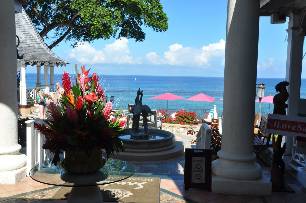 I wonder if fresh cut flowers are added daily to #SandalsRoyalPlantation view from the lobby. @TravelingBlum