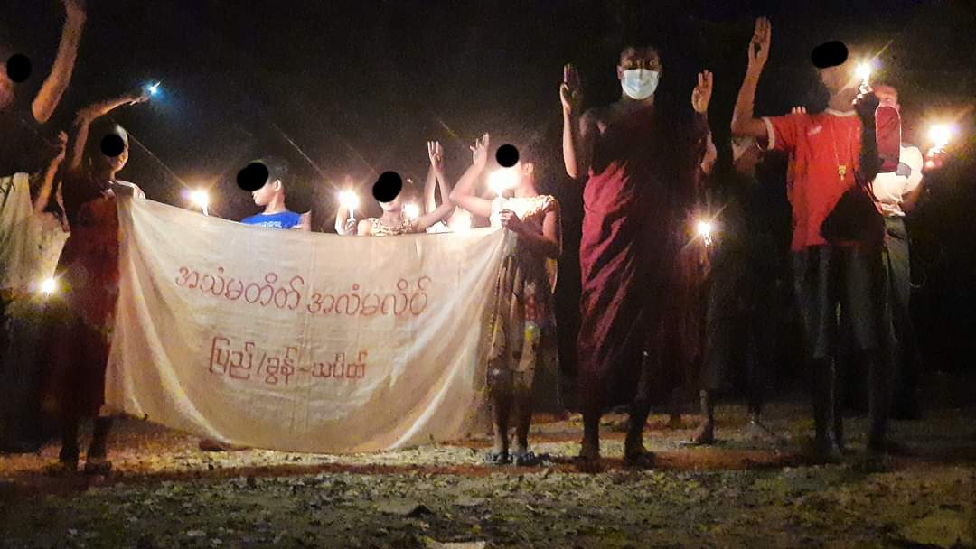 Pyigyitagon Tsp, Mandalay City: A Buddhist monk and a group of Anti-SAC Dictatorship activists demonstrated tonight to eradicate Dictatorship .

#WarCrimesOfJunta
#2022Mar18Coup 
#WhatsHappeningInMyanmar