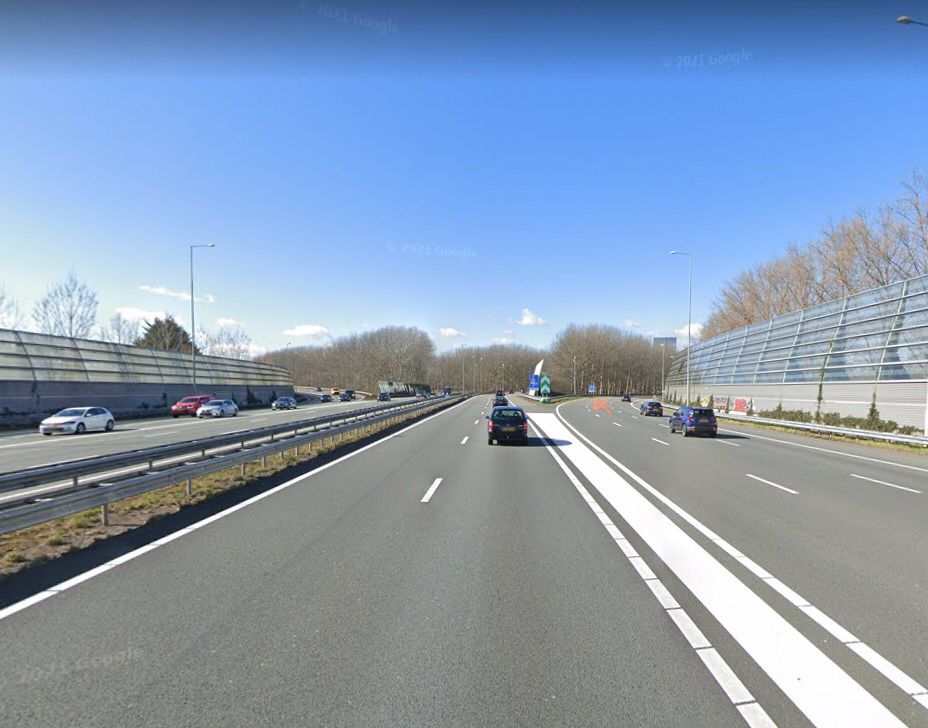Jbekndm's tweet photo. Gisteren ben ik 's ochtends bruut van de weg gereden door een zwarte bestelbus bij knppunt Watergraafsmeer. De bestuurder is gewoon doorgereden. We zoeken nog getuigen. Weet je iets of heb je het gezien, laat het dan aub weten. Delen is fijn! Gelukkig niemand gewond.#ongeluk #A1 https://t.co/BVYEwbhLar