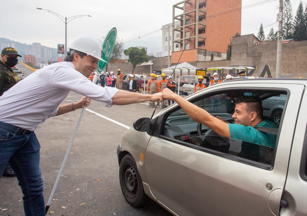 QuinteroCalle's tweet photo. En tiempo récord: Dos meses antes de lo previsto habilitamos el paso vehicular del puente elevado del intercambio vial de Colombia con la 80. La obra avanza en un 97%. https://t.co/rKBFrn33Xn